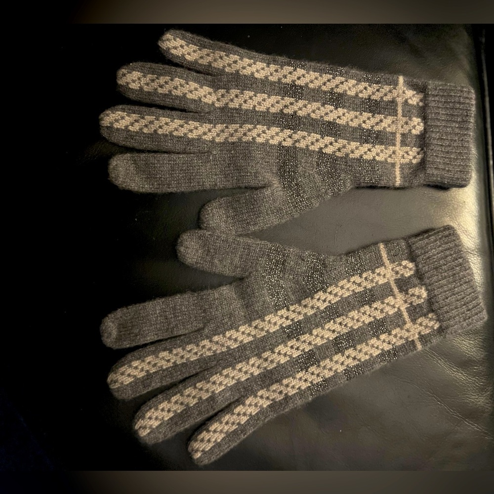 Burberry grey cashmere gloves
